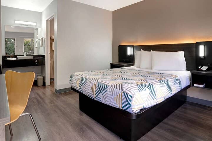 Room 10 of 27
