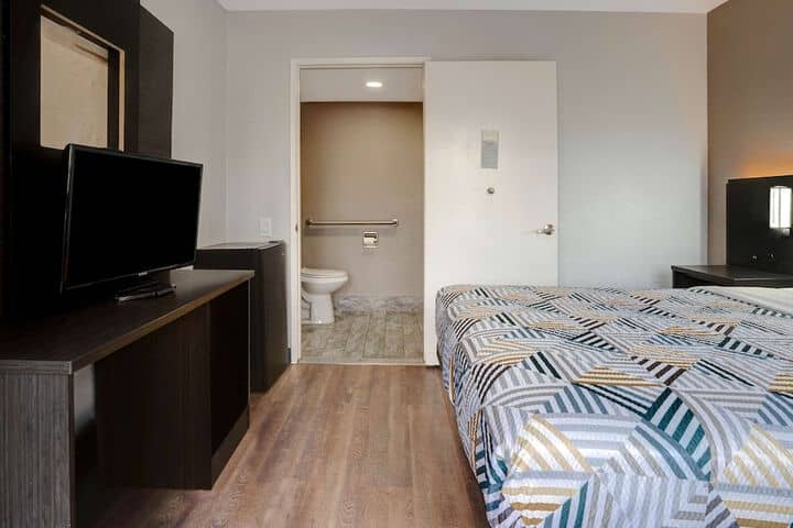 Room 6 of 27